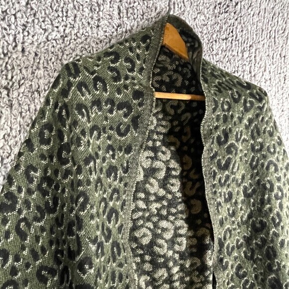 DAVID and Young Women's Triangle Scarf Green and Black Animal Print with Fringe - Picture 7 of 8